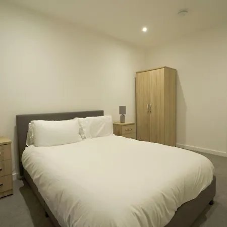Spacious Two Bed Two Bath Apartment *