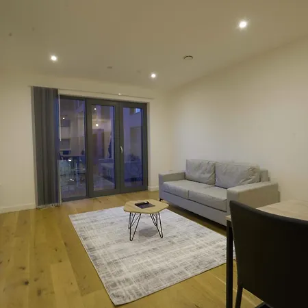 Apartment Spacious Two Bed Two Bath *